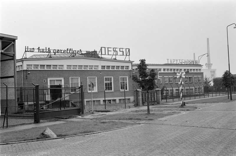 Vooraanzicht van tapijtfabriek Desso aan de Molenweg in Oss (foto: Daan Scholte. Bron: Stadsarchief Oss)