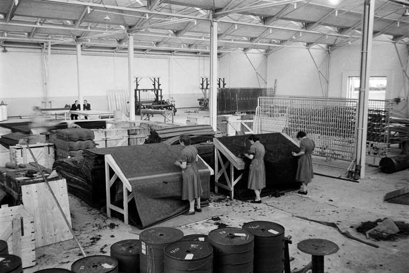 Medewerksters zijn bezig met de productie van tapijten (Foto: Daan Scholte. Bron: Stadsarchief Oss)