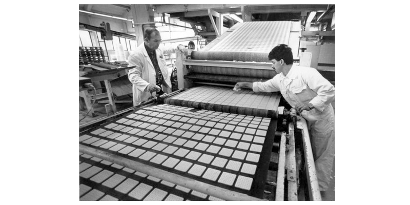 Aan de biscuitmachine (foto: © Ben Steffen / Dagblad De Stem. Bron: coll. West-Brabants Archief)
