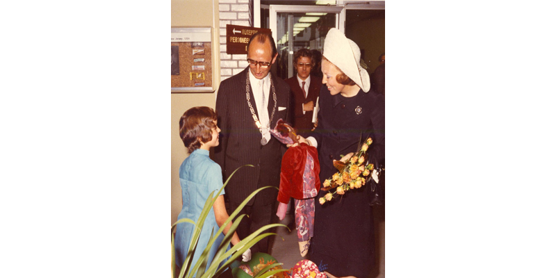 Prinses Beatrix met burgemeester H. van Weegen en zijn dochter bij de Mars, 1972 (Foto: H. v. Liempd, coll. BHIC)